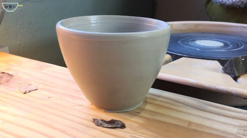 bol en argile autodurcissante fait avec un tour de potier