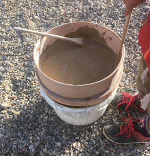 tamiser la terre de poterie