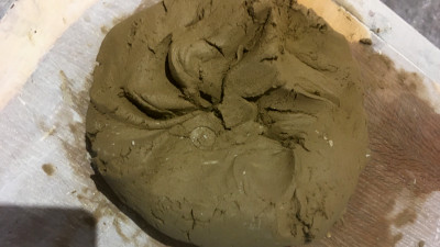 fissure sur la terre de mon jardin