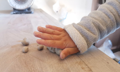 poterie pour enfant: boule d'argile à rouler