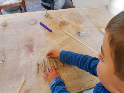 poterie pour enfant: écrire prénom en argile