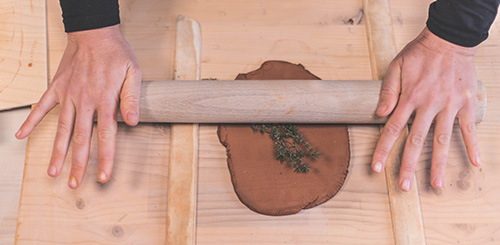 estampage rouleau argile