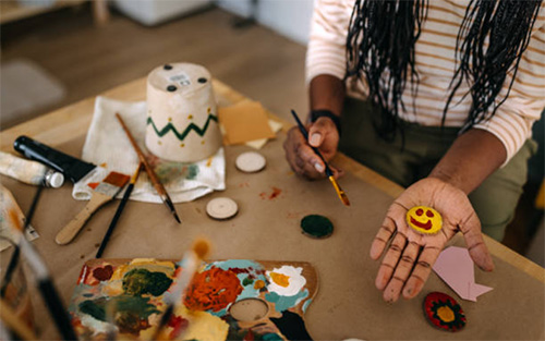 peindre ceramique avec enfant