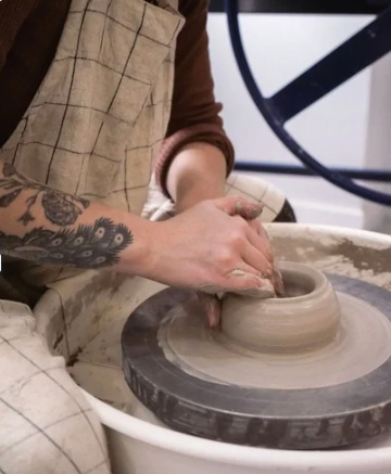 tournage céramique avec tablier