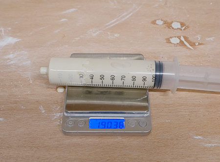 petite seringue pour vérifier la densité de l'émail