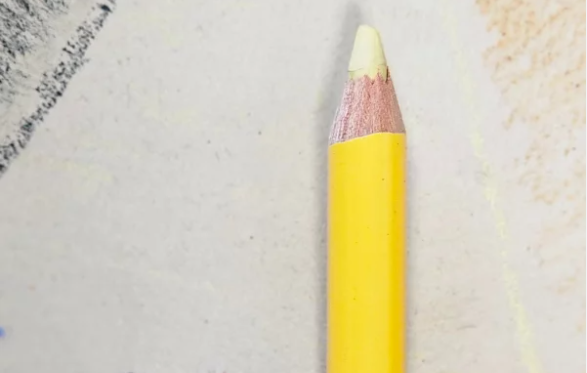 crayon à oxyde jaune