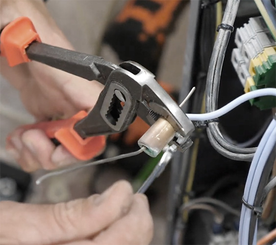 serrer câble four céramique