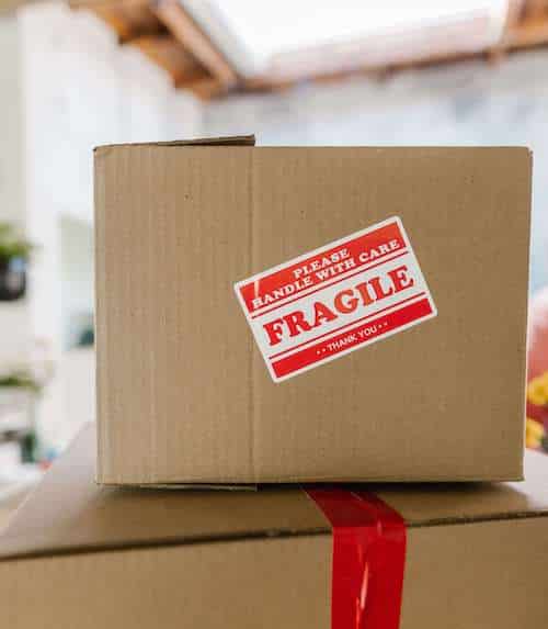 Carton avec étiquette "FRAGILE"