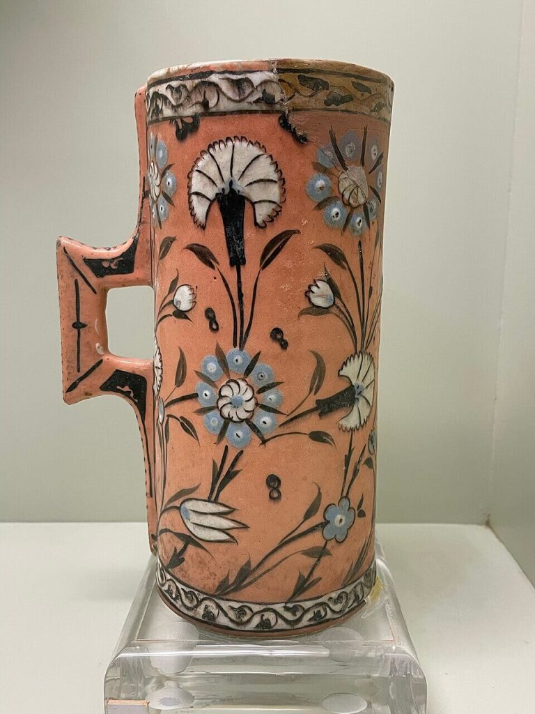 Hanap à fond d'engobe coloré et décor floral Iznik