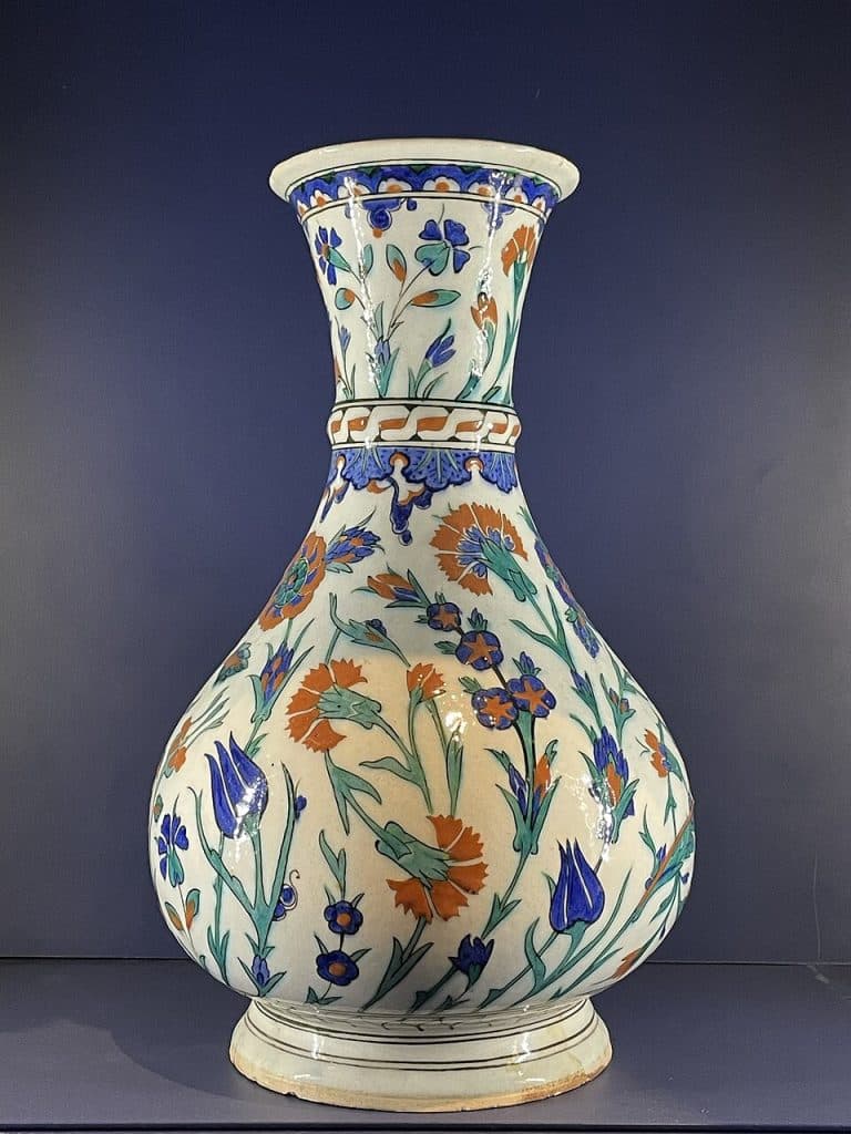 Vase à décor de fleurs Iznik