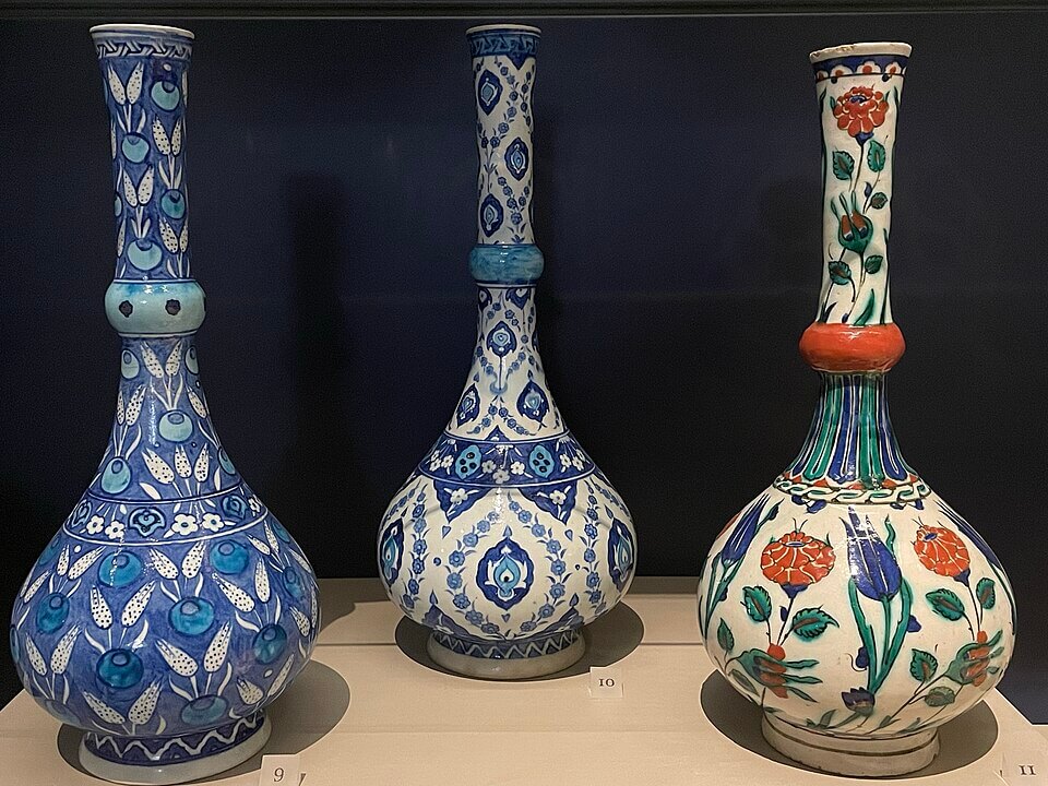 Bouteilles sürahis à décors floraux Iznik