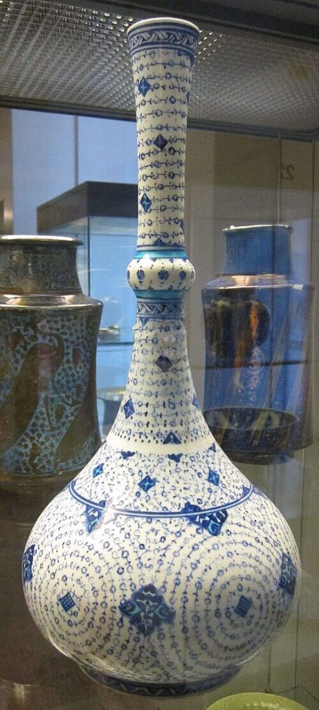 Sürahi décor "Corne d'Or" Iznik