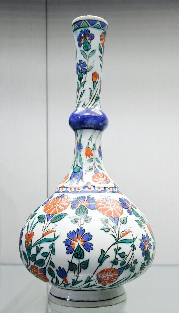 Sürahi à décor floral Iznik