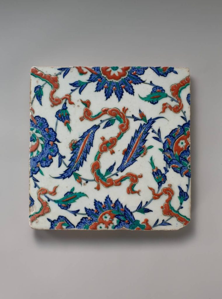 Carreau à décor de fleurs et de rubans de nuages Iznik