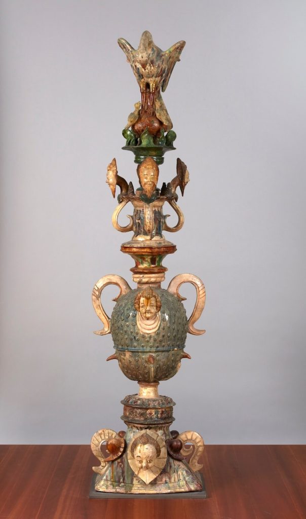 Épi de faîtage en terre vernissée, Pré-d’Auge - XVIIe siècle — Petit Palais, musée des Beaux-Arts de la Ville de Paris.