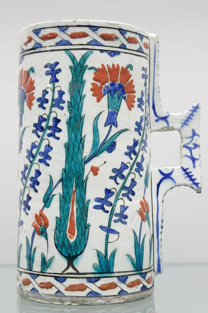 Hanap à décor de fleurs et cyprès Iznik