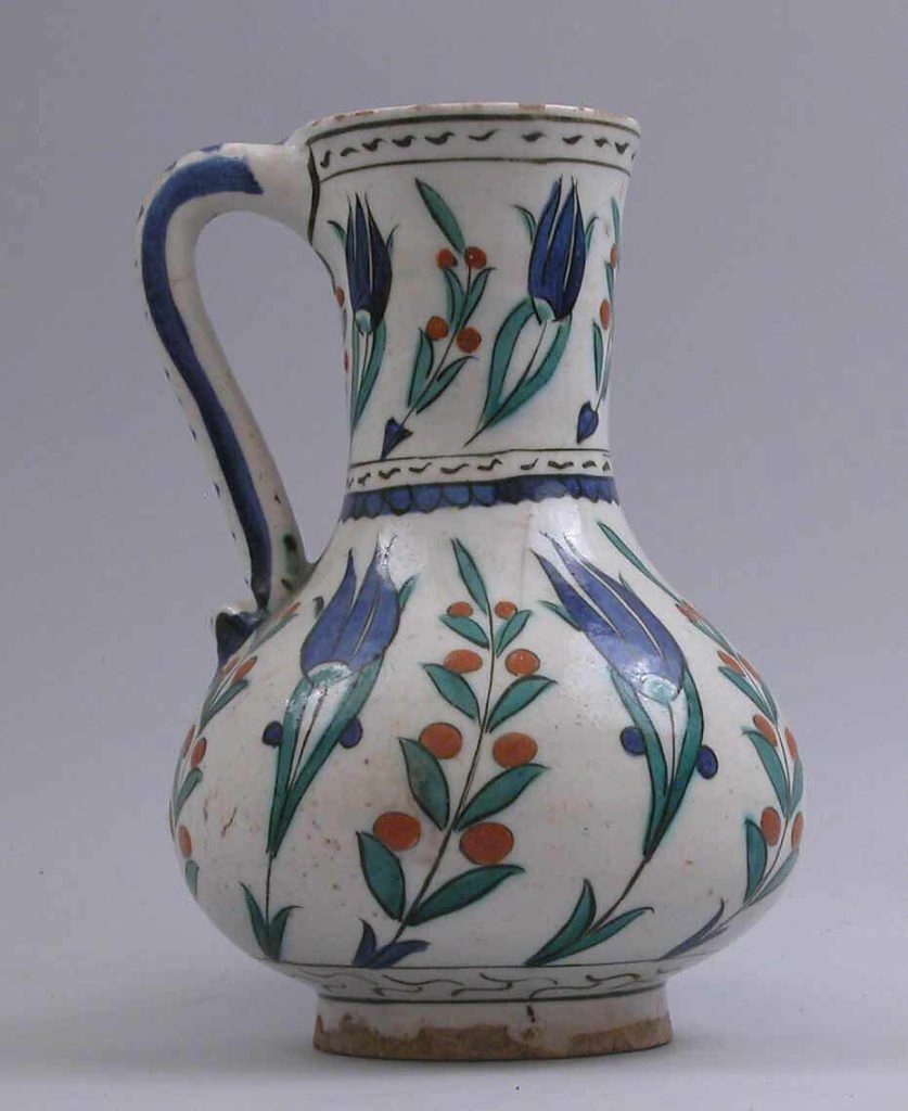 Pichet à motif floral Iznik