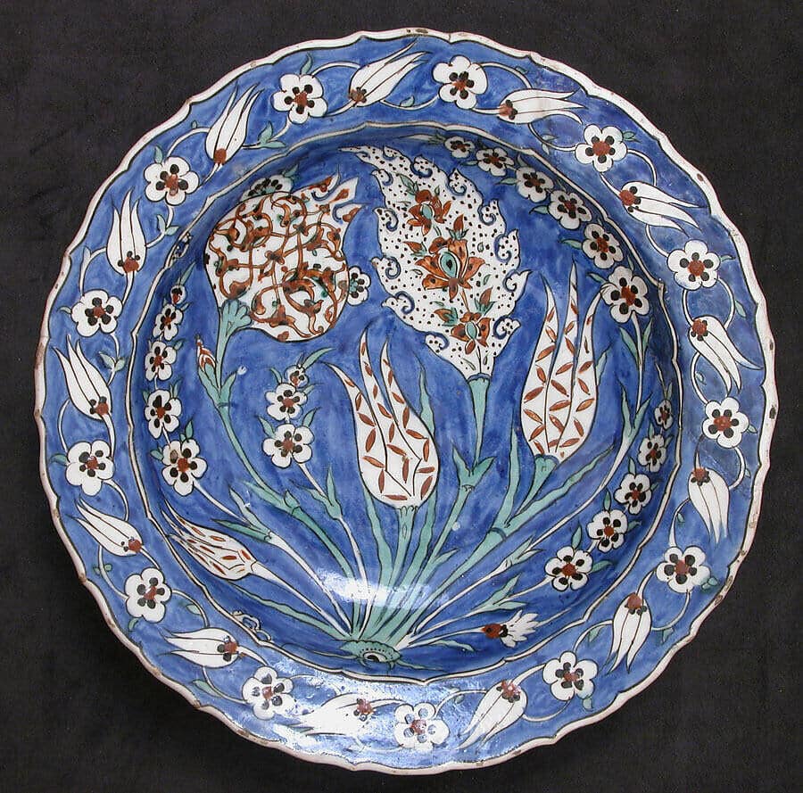 Plat bleu motif floral Iznik - The Metropolitan Museum of Art