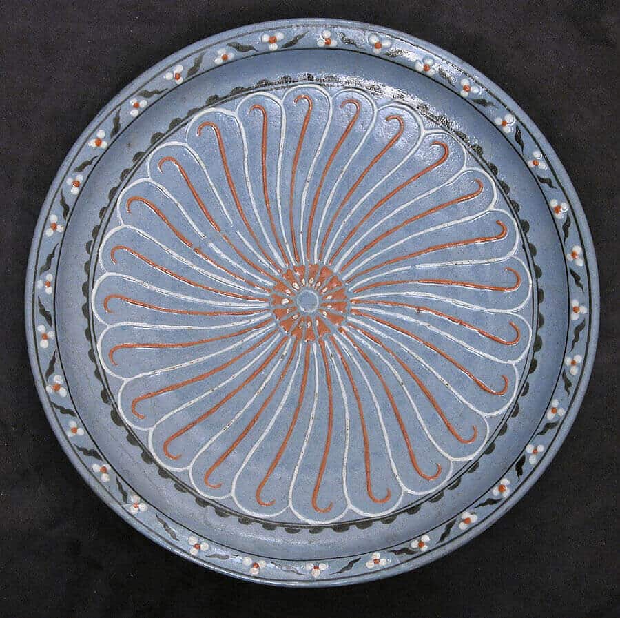 Plat à fond bleu aux motifs floraux et "Cintamani" Iznik