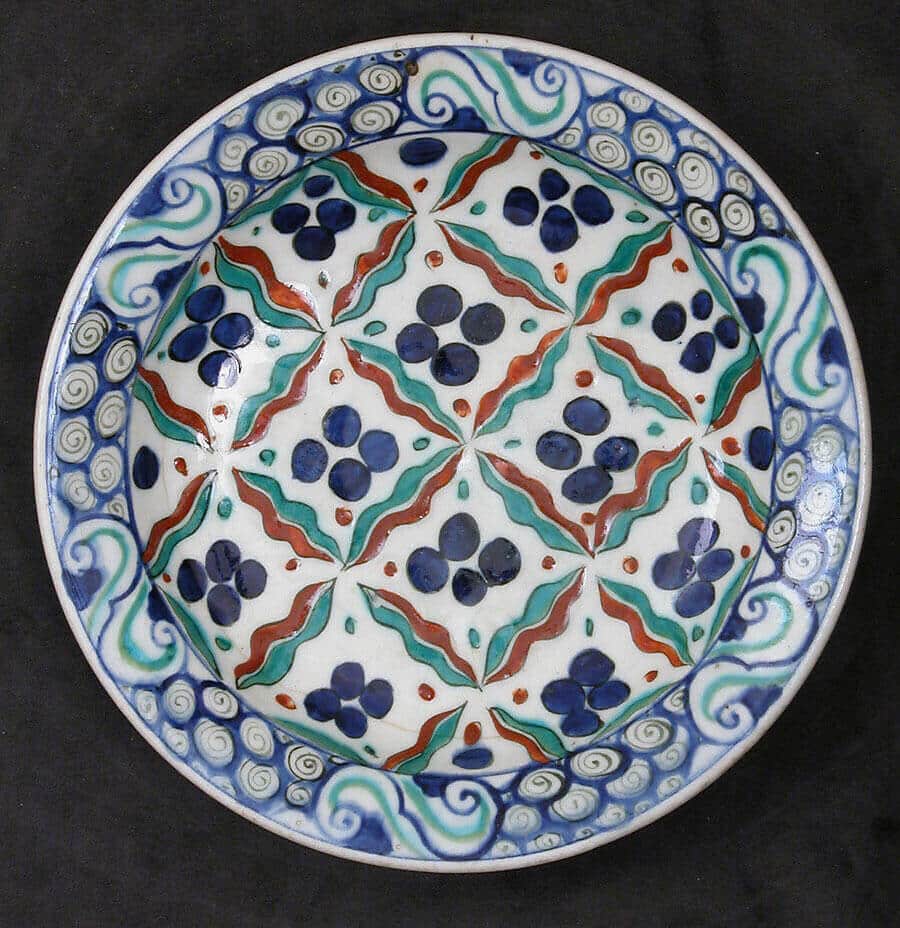 Plat "Cintamani" et motifs à rayures de tigre Iznik
