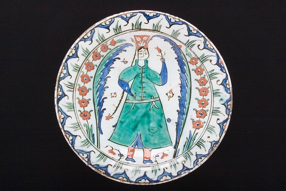 Plat à décor de personnage Iznik