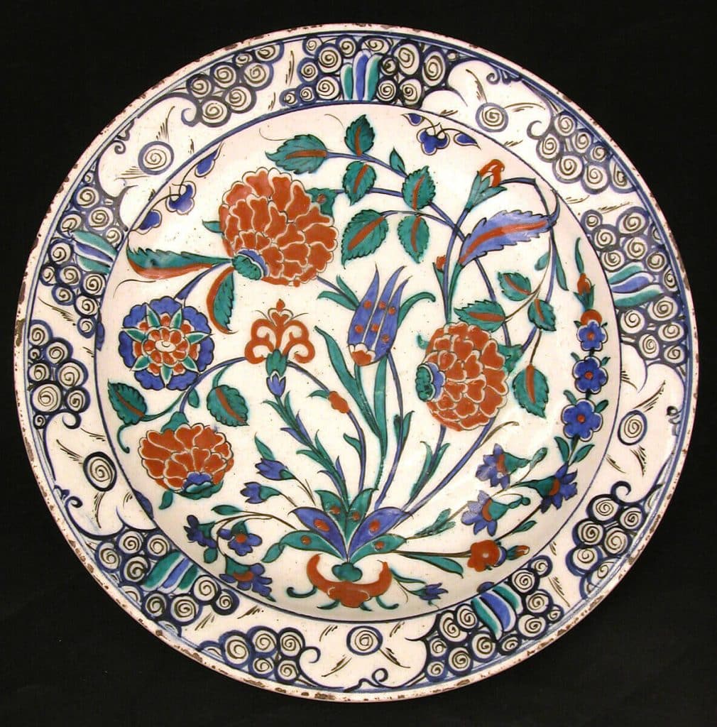 Plat à décor de tulipes et rosettes Iznik - The Metropolitan Museum of Art
