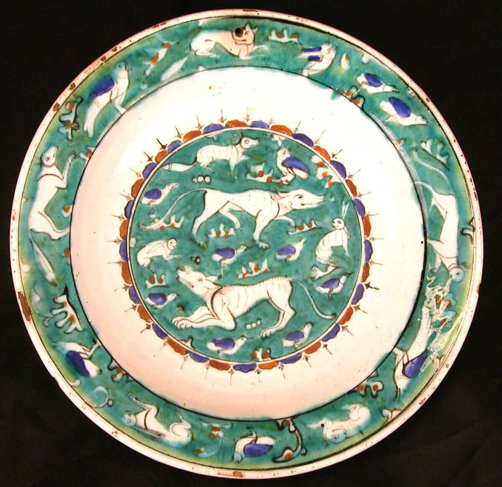 Plat à motif d'oiseaux, lapins et quadrupèdes Iznik