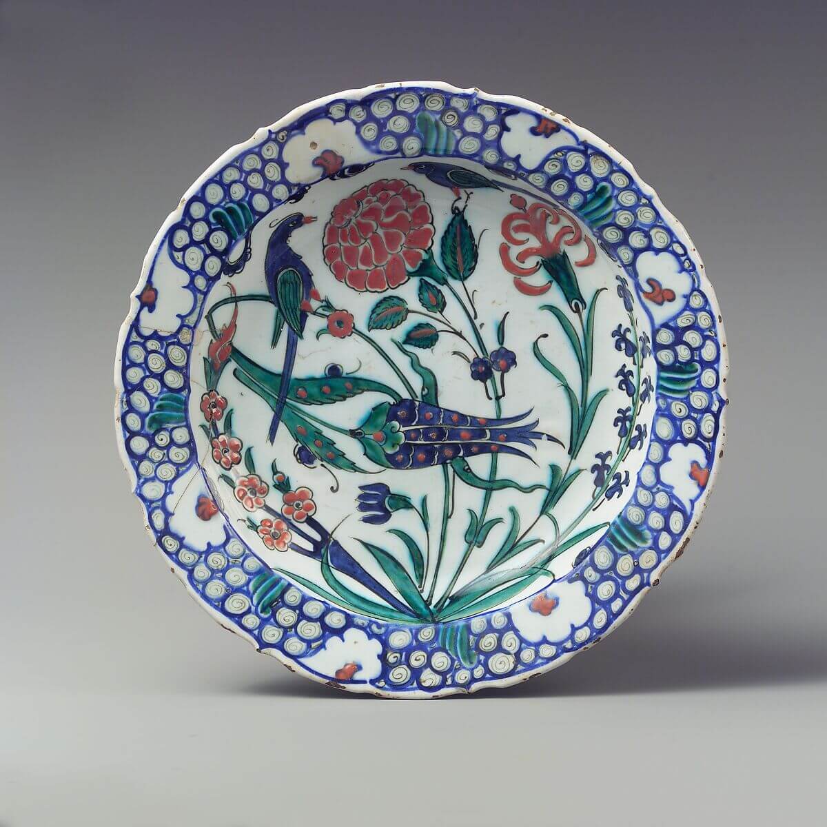 Plat à décor d'oiseaux, oeillets et tulipes Iznik