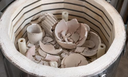 Intérieur de four rempli de céramiques brisées par une explosion